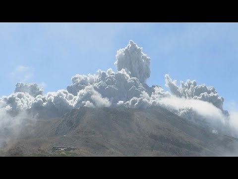 御嶽山噴火活動続く 山頂などに一時２５０人 Central Japan volcano Mt. Ontake erupts