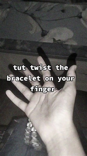 tut twist the bracelet on your finger #fyp #tut #finger #tutspin #fingers u