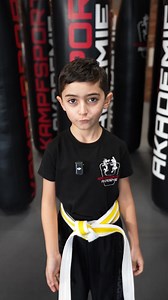 „Früher wurde ich in der Schule geschlagen…“ „Dann hab ich mit Kickboxen angefangen…“ „…jetzt werde ich in der Schule UND im Kickboxen geschlagen.“ 😅 Klingt erstmal lustig – aber hier ist die Wahrheit: Im Training wirst du nicht „geschlagen“, du wirst besser gemacht. Du lernst: 🥊 dich zu verteidigen 🥊 stärker zu werden – körperlich & mental 🥊 mit Rückschlägen umzugehen 🥊 Selbstvertrauen aufzubauen Und genau das sorgt dafür, dass sich auch außerhalb der Matte alles verändert. Aus Unsicherhei