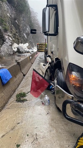 Road Service assistance Volvo d13 def doser coolant lines replacement #volvod13 #trucking #defdoser