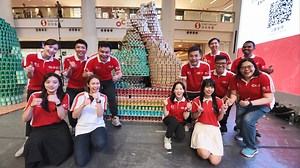 這個於奧海城2期展出的巨型餐盒🍱，你知道用什麼材料製成嗎？ 11,565罐頭食品、60位 #滙豐義工 的心思、大約10小時的炮製時間，以及他們對 #社區 滿滿的愛和關懷！ 這個巨型創意藝術作品由罐頭 🥫 砌成，旨在喚起公眾關注基層人士面對的飢餓問題，是 惜食堂 Food Angel 於年度籌募項目《豐膳罐愛心2024》展出的藝術裝置之一。 所有籌得的罐頭及善款亦支持惜食堂製作飯餐或轉贈予有需要人士。大家每捐一港元，#滙豐銀行慈善基金 將配對籌款，雙倍加餸愛💝！ 記住11月24日之前去奧海城2期看看其他3個巨型罐頭藝術作品！ https://canstructionhk.foodangel.org.hk/home #滙豐 #惜食堂 Do you know what ingredients we need to build this giant meal box 🍱that’s currently exhibiting at Olympian City 2? Well, they include 11,565 cans of food, about 10 hours of work