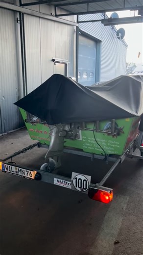 Auf Karpfen angeln mit dem Boot und darin übernachten und einfach auf dem Wasser bleiben. Wer von euch träumt davon und wer hat es schon erlebt? @max_nollert #carpfishing #bootsangeln #carpboat #carpfishinglife #karpfenangeln angelnvomboot | Imperial Fishing Europe