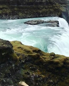 Einer der größten Wasserfälle Europas. Der spektakuläre Gullfoss liegt im Süden Islands. 🇮🇸 Wassermassen stürzen hier in eine atemberaubende 70 m tiefe Schlucht. 📹 @yogagypsygoddess | Travelzoo