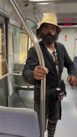 ❌️ Denuncia Social 🇪🇦 on Instagram: "🚨 Indignante en el metro Un hombre orina en pleno vagón, sin importarle los pasajeros ni las cámaras. La escena, captada en vídeo, ha generado revuelo y miles de comentarios, cuestionando la falta de civismo y el control en el transporte público. 😳 ¿Hasta dónde ha llegado la impunidad en espacios públicos? #Metro #TransportePublico #FaltaDeRespeto #Indignante #Viral"