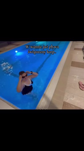 Świąteczny Karp w Wannie – Zabawne Wideo