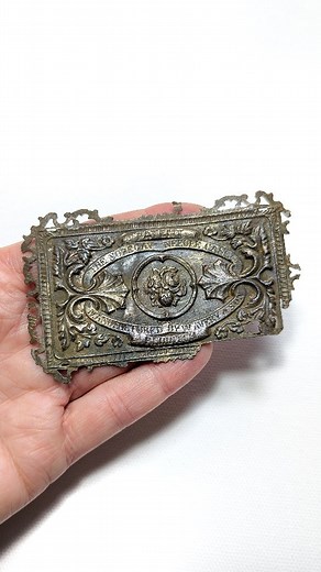 Jane Eastman on Instagram: "A stitch in time - 1872 to be exact! W. Avery & Son was a small needle manufacturer based in Headless Cross, a village near Redditch, England, most famous in the 19th century for producing the majority of the world’s needles. Avery & Son is best known for their figural and highly decorative brass needle cases produced between the 1870s-90s. During this time Avery patented over 200 designs, dominating the market to the extent that today, collectors tend to refer to all