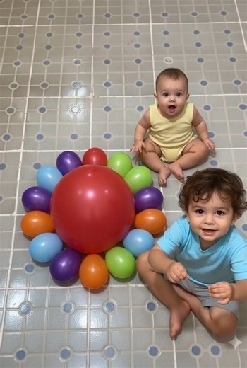 Babies playing on balloons 🎈 Sweet and funny moment 💕 #cute #babies #viral #shorts 🇺🇸
