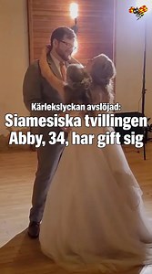 De siamesiska tvillingarna Abby och Brittany Hensel från Minnesota, USA, har varit internationellt kända sedan deras medverkan i Oprah Winfreys talkshow på 90-talet. Nu har de hunnit fylla 34 år och nyligen avslöjades att en av dem, Abby, har gift sig med sjukvårdaren och militärveteranen Josh Bowling. Och på sociala medier har bilder och filmer från den stora dagen, som i själva verket ägde rum för tre år sen, nu fått spridning. Reporter: Alfred Olsson #nyheter | Expressen