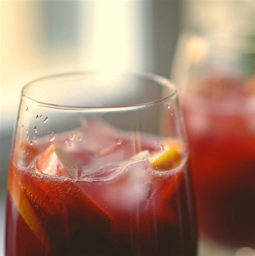 100K views · 25 reactions | Sangria är en supergod och somrig drink! Gör en stor kanna och bjud över vänner på härligt häng innan semestern är slut.  ☺️ Receptet hittar du hos våra kompisar på Mitt kök: https://mittkok.expressen.se/recept/sangria/ | LEVA & BO | Facebook