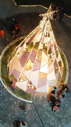 Prefeitura de Resende Costa on Instagram: "Neste sábado, Resende Costa viveu uma noite especial com a Apresentação de Natal da Banda Santa Cecília e o anúncio dos vencedores do IV Concurso de Decoração Natalina – Natal Tecendo Luz 2025, realizado no CPP. O concurso teve como objetivo valorizar a criatividade, o espírito natalino e o envolvimento da comunidade, reconhecendo o empenho de moradores e comerciantes que contribuíram para deixar a cidade ainda mais iluminada e acolhedora neste período 