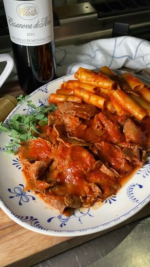 The Pasta Queen on Instagram: "La pizzaiola 😍 have you heard of this? I absolutely love this recipe, it’s an old tradition of cooking the meat in a flavorful tomato sauce to enhance the experience. Of course you must then cook your favorite pasta and let it bind to this incredible “pizza sauce”. Just gorgeous! #pizzaiola #carnepizzaiola #pastapizzaiola #pasta #pastalover #pastarecipes #pastaqueen #pastarenaissance #pastasauce #quickrecipes #italianfood #kitchen #food #eat #cook"