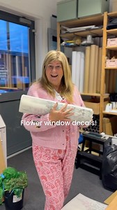 I NEEDED to have these 🤩👇🏼 As soon as I saw these flower window decals from @nutmegwallart I knew I needed to have them! They actually just popped up on my feed a little while back when I was scrolling Instagram, as we all do! And I became obsessed with them! I knew they’d be the perfect addition to the clockhouse workshop here at @fieldgateflowers which is where me and the team often create our bouquets and arrangements, and we hold workshops and demos etc throughout the year. Those windows 