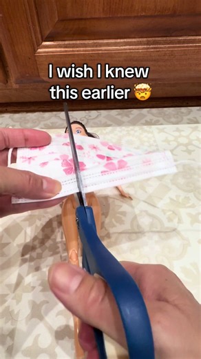 Just a simple face mask can turn into a beautiful dress 👗 what do you think of this?#lifehack #momtok #viraltiktok #fyp #tips