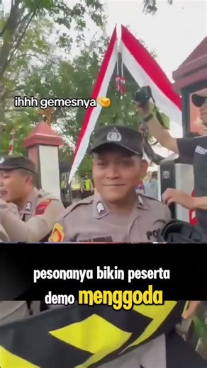 Demo DPR Lucu! Aksi Unjuk Rasa, Ultraman, Sikat Gigi, & Polwan Cantik!