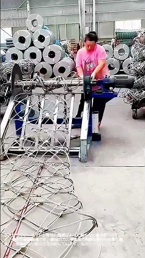 【圧巻の製造工程】巨大なワイヤーネットを巻き取る専用機械 (Wire Mesh Winding) #worker #process #shorts