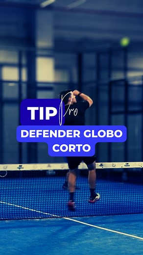 🚨 ¿Qué hacer cuando tiras un globo corto y el rival va a rematar? 👉 El jugador en paralelo se queda en el fondo, preparado para bloquear. 👉 El jugador en cruzado sube a la red para intentar cazar el remate en caso de que no bloquee su compañero. Esta táctica es clave para transformar una situación defensiva en una oportunidad de ataque 💡. ¿Tú lo aplicas en tus partidos o todavía te quedas siempre atrás? 👇 #padel #padeltips #padelconclase #padelamateur #padeltime #padeladdict #deporte | Páde