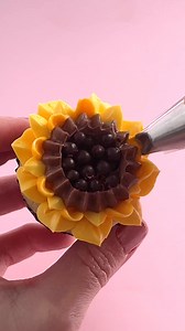 🌻Sunflower cupcake🌻 So many variations can be piped. #sunflowers #buttercreamflowers #cupcakes | Sophia Mya Cupcakes