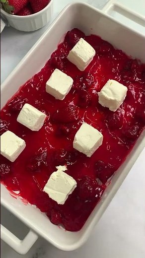 Strawberry Cheesecake Dump Cake #dumpcake #cheesecakerecipes #summerdessertrecipe