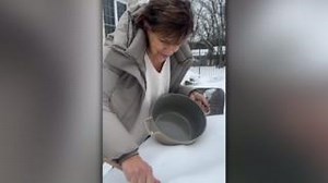 With everyone, including celebrities, giving snow-based treats a try, there's something you should know about what's in the snow you're eating. Watch more video here: https://ow.ly/NOUo50UGuCT | The Weather Network