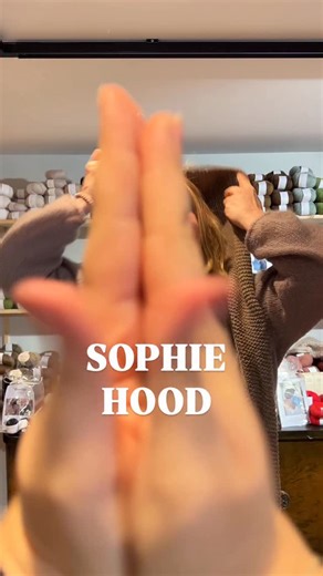 Vi ELSKER Sophie hood!! Hvilken farge bør vi strikke i neste gang? Eller enda viktigere: Hvilken farge vil du strikke Sophie hood i?😍 Fyr løs! Vi gleder oss til å bli inspirert av deg🥰 #sophiehood #petiteknit #morogdatter #knittingforolive #strikke | Mommo, Mamma og Meg
