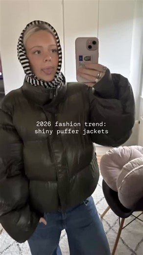 A Style Set on Instagram: "2026 fashion trend: shiny puffer jackets ⭐️The puffer has evolved from the classic black matte style to a wider range of glossy textures and more color-ways. And of course, it’s one of the most practical and warm options for the cold weather. #winterfashion #fashiontrends"