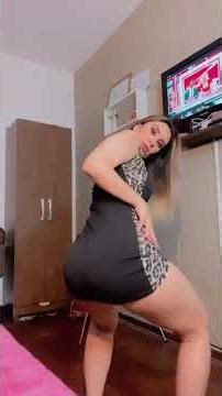 Coroa dançando de mini saia 