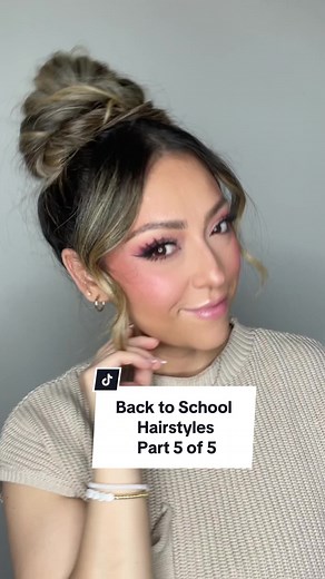 📚✏️Messy Bun Hack! Just fab for back to school 🤌 1️⃣ Split hair in two pony tails and make two loops 2️⃣ Loop the two loops through each other and pin in place 3️⃣ Pin or tuck in the two loose ends and voila ! Messy bun hack for the win🥇 ✨bonus : wiggle the back and there’s no part ! . . . #messybun #hairhacks #hairtutorial #hairstyles #backtoschool #peinadosfaciles