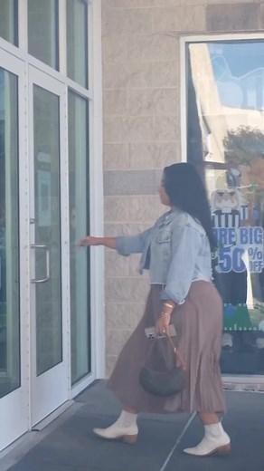 There's still time to earn some 💲💲💲! Shop last minute Holiday gifts and spend $150 at participating retailers, and we'll Venmo you $25*! Learn more now at http://spr.ly/6184Rntl0 📸 @fashionablyizzy *Terms apply | Perimeter Mall