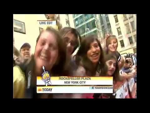 Miranda Cosgrove Kissin u live 2010