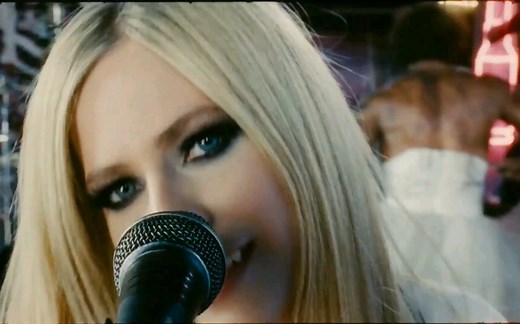 艾薇儿Avril Lavigne回归新单《Bite Me》超清MV大首播！画风直接梦回美丽坏东西时期，还是那个化着烟熏妆的朋克女孩，一点都没变！