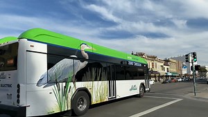 This past week, a new GILLIG battery electric bus began service! The bus is powered by an electric motor & battery instead of a combustion engine. Going towards zero-emission fleet by 2040. Ow.ly/6UCd50E8FuO #RideACT #ZeroEmissionBus #BatteryElectricBus #ClimateAction | AC Transit