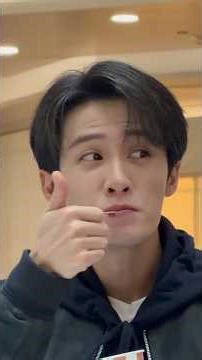 The baby doesn't seem to be wearing lipstick; the spoon didn't change color at all. #tanjianci