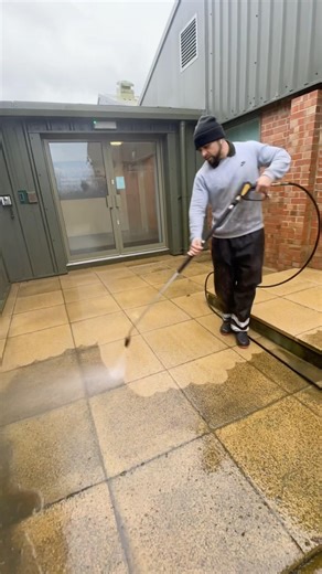 How satisfying is this patio clean!?💦