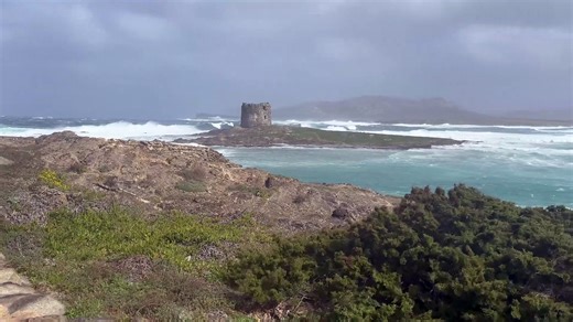 Stintino, tempesta di maestrale alla Pelosa: le raffiche sono così forti che è quasi impossibile restare in piedi