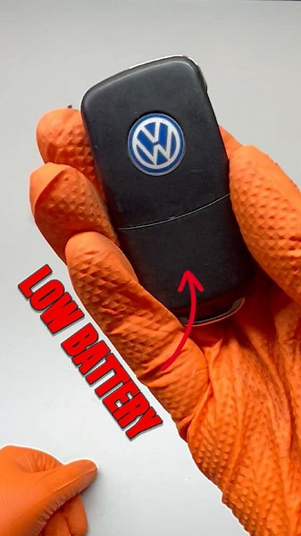 Cambio de pila a un llave Volskwagen #battery #volskwagen #llave #car #mecanica #automobile