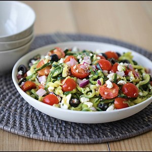 80K views · 1.2K reactions | Low-carb pasta swap! Great Greek Zucchini-Spiral Salad! FULL RECIPE: hungry-girl.com/greeksalad | Hungry Girl | Facebook