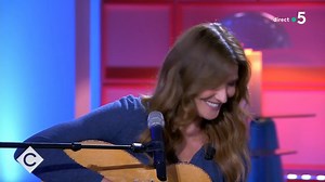 🎵 "Raphael", "Quelqu'un m'a dit"... Redécouvrez les titres cultes de Carla Bruni 🎵 | C à vous