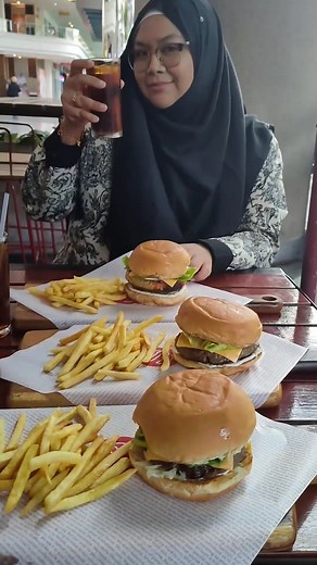 Which burger joint to fuel up all your cravings?! FUEL SHACK! It's a definite burger place for me & my family! @officialfuelshack is a popular burger joint known for its delicious gourmet burgers. They offer a variety of burger options, including beef, chicken & fish choices! Their burgers are made with high-quality ingredients and cooked to perfection, resulting in juicy patties and flavorful toppings. Here's what we had! ❇️Lamb Supreme ✴️Original Shack Burger (Beef) ❇️Aloha Chicken Burger • al