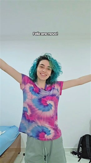 Jhen Prado on Instagram: "me disseram "jhen faz uma retrospectiva" e eu escutei "jhen fique reflexiva" ai deu nisso aí feliz ano novo meus amores espero que tenham captado a mensagem que é: troquem os canos dos botijoes de gas e parem de se cobrar de forma irrealista"