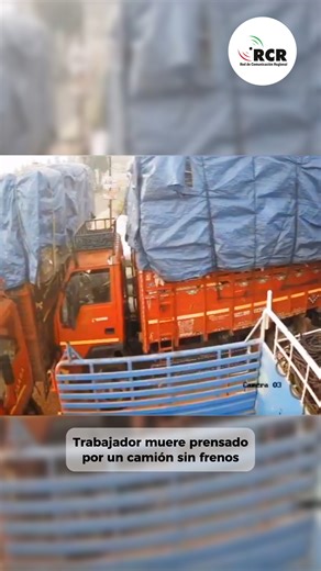 Red de Comunicación Regional 📻 on Instagram: "🔴#MUNDO 🇮🇳 | Un operario de 60 años falleció en una planta industrial de la India tras intentar detener un camión de carga con su propia fuerza. El vehículo, estacionado en una pendiente sin el freno de mano activado, comenzó a desplazarse sin control. El hombre se interpuso en la trayectoria para evitar que la unidad colisionara contra un muro, pero fue arrollado por el peso del transporte. . . . . #India #AccidenteLaboral #SeguridadIndustrial #