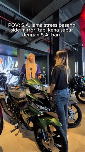 “Bila staff lama dah stress pasang side mirror… pusing tak masuk-masuk 😵‍💫 Staff baru pulak tanya, ‘CC motor ni berapa?’ Padahal CC kat motor tu dah terpampang 😂 Staff lama: ‘Takpe… yang penting sekarang ada CNY OFFER 🔥 Motor ni RM9,150 ON THE ROAD je!’ 🧧🏍️ Stress boleh tunggu, OFFER jangan lepaskan 😎”** Jangan tunggu sampai limau habis baru nak datang! 🍊 𝗧𝗲𝗸𝗮𝗻 𝗹𝗶𝗻𝗸 𝗱𝗶 𝗯𝗮𝘄𝗮𝗵 atau serbu cawangan Henn Motor Brothers sekarang sebelum stok kena sambar dengan orang lain! 🏃‍♂️