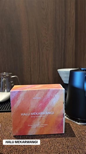 ☕️🍊🍇🫐🥭🍍 HALU MEKARWANGI Origin : Halu, West Java Process : Honey Semi Anaerob Variety : Sigarar Utang S795 Roaster : Hana Roastery Aroma : fruity Flavour : orange, grape Sweetness : medium sweetness, plum Acidity : low intensity, orange, manggo Mouthfeel : smooth and juicy Aftertaste : short length, pinaple #seduhsendiridirumah #coffee #kopi #v60 #pourover #manualbrew #homebrew #homebrewing #1zpresso #1zpressokultra #hario #harioswitchdripper #CapCut