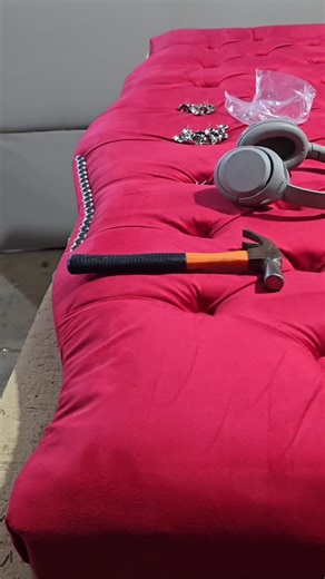 Respaldos Sana | Respaldos | Bauleras | Pies de cama | A medida | Mostrando un poquito la colocación de tachas en un respaldo Curvo capitoné🙌 Una tacha a la vez 💪🏻 | Instagram