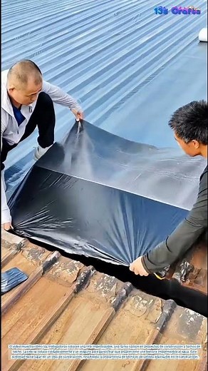 Instalación de Tejido Impermeable por Trabajadores
