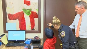 A boy calls 911 to report a Grinch that is "stealing Christmas," and an officer responds to help. http://ietv.co/2oODaBi | Inside Edition