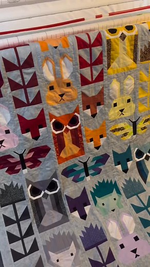 Longarming magic in action! ✨🧵 Here’s a peek at me quilting Sally’s gorgeous Fancy Forest quilt (pattern by Elizabeth Hartman) on my HandiQuilter Avante using ProStitcher. We went with the Malachite edge-to-edge design in soft gray thread — the perfect texture without taking attention from those adorable forest critters. 🌿🦊🦉 Interested in longarm quilting for your own quilts? Visit SteeleMakes.com for details! 💛 #longarmquilting #handiquilteravante #prostitcher #fancyforestquilt #elizabethh