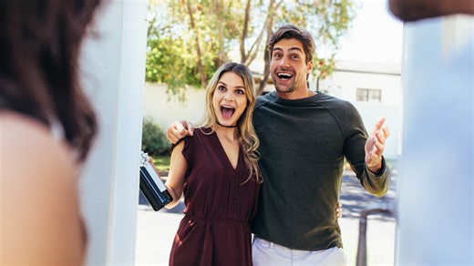 5 Things That Seem Polite When You’re A Guest In Someone’s Home But Are Actually Kind Of Rude