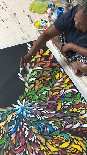 1.5M views · 45K reactions | I love this video of Louise Numina Napananka ❤️ made better with the music of Tones And I ❤️ #aboriginalart #indigenousartist #indigenousart #LouiseNumina #viralvideo #oddlysatisfying | Raintree Art | Facebook