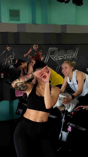 Lola Karavasili on Instagram: "Τι εννοείς δε γίνεται #moneydance στο ποδήλατο??😎😎 @priince.fy γίνεται?? @realfit.gr #spinning #indoorcycle #skg #fy"