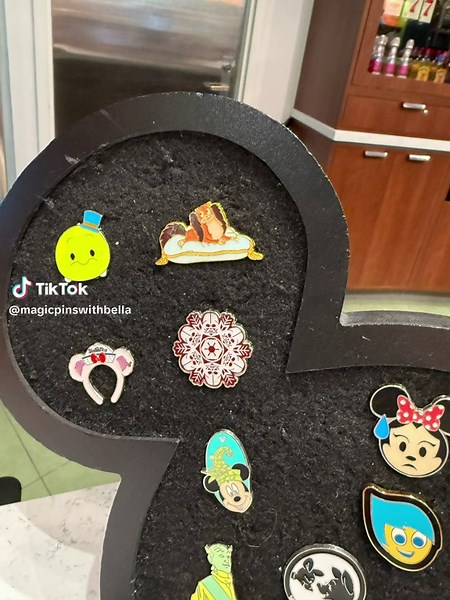 easily one of the worst looking pins I’ve ever seen on a board, not a single thought behind those eyes #disneypins #disneypincollection #disneypintrading